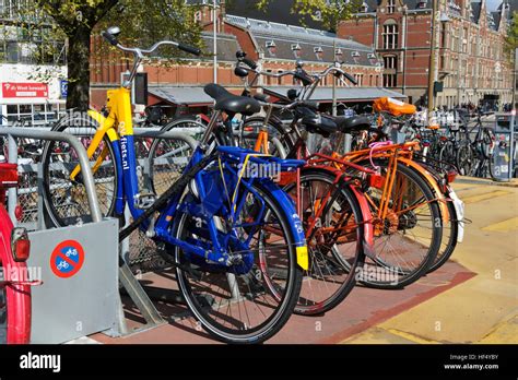 Crowded Bike Parking Amsterdam Stockfotos Und Bilder Kaufen Alamy