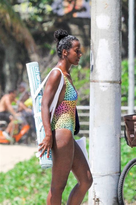 Maju Coutinho Curte Folga E Clicada O Marido Em Praia No Rio