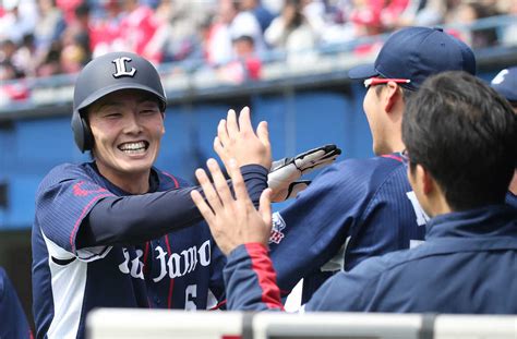 ＜ロ・西＞2回2死一塁、浅村の適時二塁打で生還しナインに迎えられる源田 ― スポニチ Sponichi Annex 野球