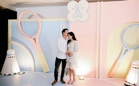 Kevin Sanjaya Elus Hingga Cium Baby Bump Valencia Tanoe Saat Foto Di