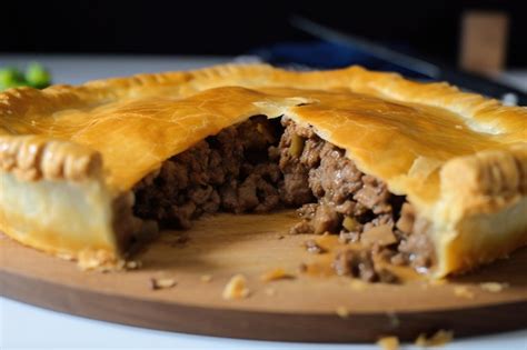 Pastel De Carne Con Hojaldre Y Trozos Rezumantes De Ternera Tierna