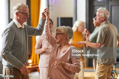 은퇴 가정에서 춤을 추는 노인 노인에 대한 스톡 사진 및 기타 이미지 노인 춤 요양원 Istock