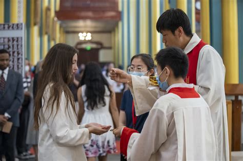 北京教区 李山主教在圣神降临节为教友施行坚振和初领圣体圣事 万有真原