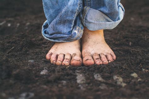 Los pros y los contras de dejar que los niños vayan descalzos