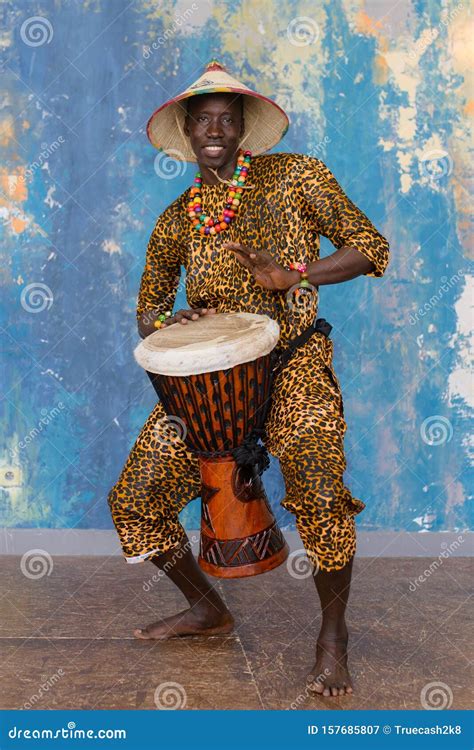 Hombre Africano Con Ropa Tradicional Tocando Tambor Djembe Imagen De Archivo Imagen De