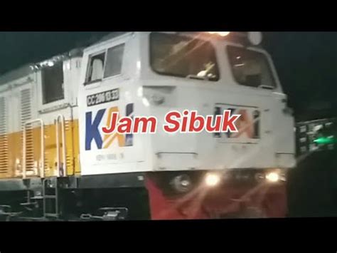 Jam Sibuk Dengan Kedatangan Tiga Kereta Api Hampir Bersamaan Di Stasiun