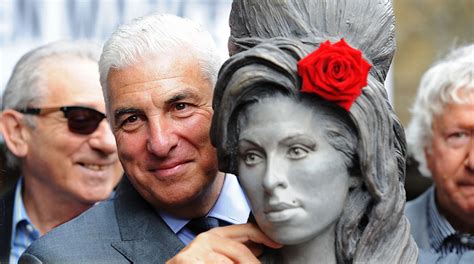 Amy Winehouse es recordada con una estatua de tamaño real LUCES EL