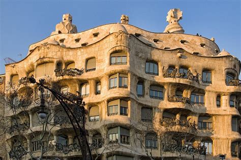 Khám phá tòa nhà Casa Mila được thiết kế bằng kiến trúc lập dị ở