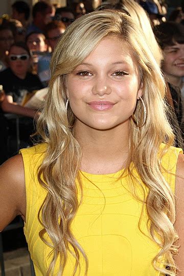 Fondo Olivia Holt Estreno En El Capitan Theater Estrella Persona