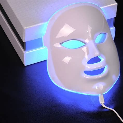 Tratamiento facial con máscara de luz LED