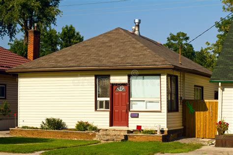 Small bungalow stock photo. Image of grass, residence - 26335570