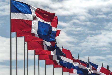 Bandera De RepÚblica Dominicana Imágenes Historia Evolución Y Significado