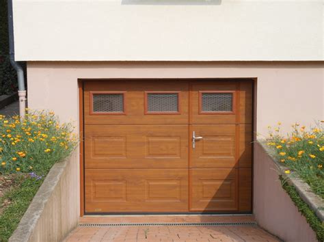 Porte de garage basculante débordante avec portillon intégré Voiture