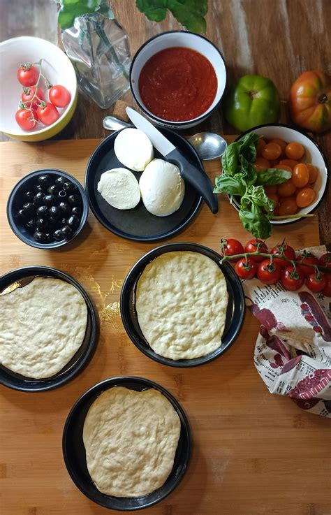 Pizza Con Pomodorini Gialli Rossi Mozzarella Di Bufala E Olive Nere