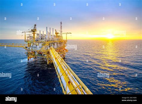 Offshore Oil Rig Fire Hi Res Stock Photography And Images Alamy