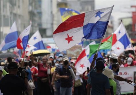 Multitudinaria marcha de protesta en Panamá contra licencia para