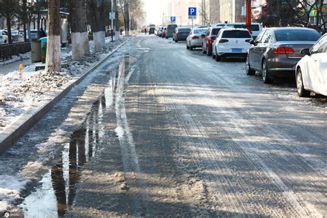 长春一道路管道漏水致路面结冰 行人“步步惊心”