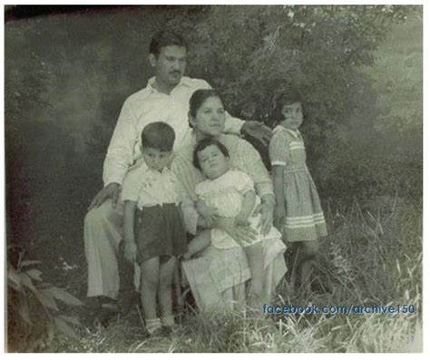 A Rare Childhood Pic of Imran Khan With Family - Political Images & Photos