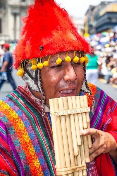 Fiesta de la Candelaria y bailes folclóricos con trajes típicos en el