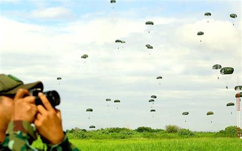 Atraksi Penerjun Paskhas Tni Au Hiasi Langit Banyuwangi