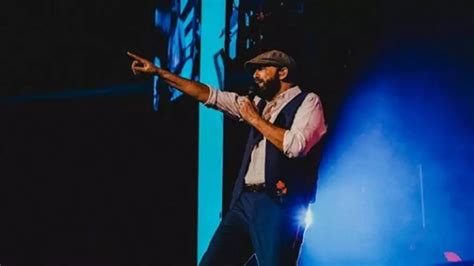 Juan Luis Guerra ¡bajo La Lluvia Y Con Capote Fanáticos Disfrutaron