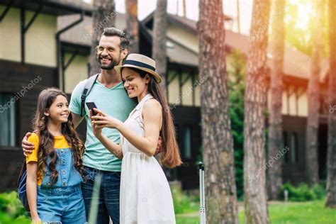 Un Viaje Alegre Una Foto De Una Alegre Familia Viajera Sonriente