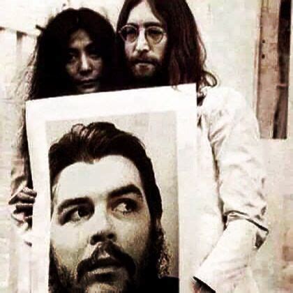 Yoko Ono And John Lennon Holding A Picture Of Che Guevara Yoko Ono