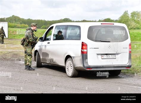 Ein Soldat weist ein Fahrzeug während der Checkpoint Ausbildung auf den