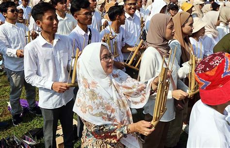 Vokasi Ipb Gelar Pemercahan Rekor Bermain Angklung