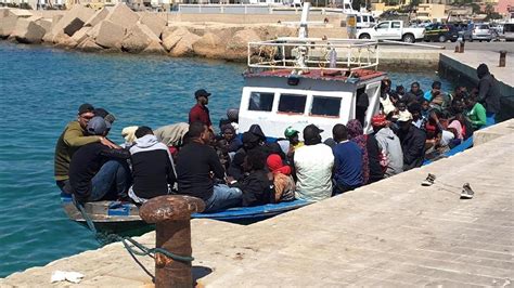 Decenas De Inmigrantes Llegan En Barcazas A La Isla Italiana De Lamped