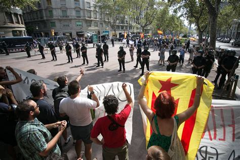 Tensión En Gràcia Al Coincidir Una Manifestación Ultra Y Otra