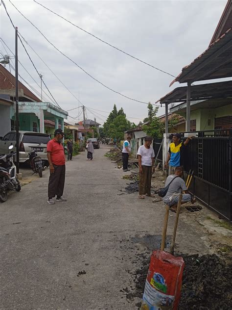 Serunya Gotong Royong Warga RT Dan RW Bersihkan Lingkungan Cakrawarta