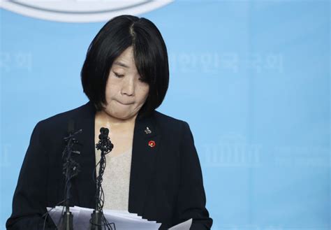 윤미향 정의연 의혹 전면부인민주당 검찰수사 보고 입장 밝힐 것 네이트 뉴스