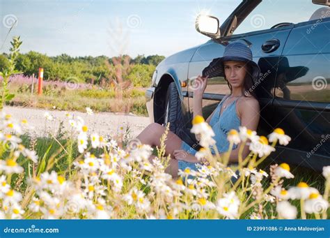 Mujer Triguena Hermosa Que Se Sienta Cerca Del Coche Foto De Archivo