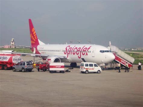 File:SpiceJet aircraft.jpg - Wikipedia