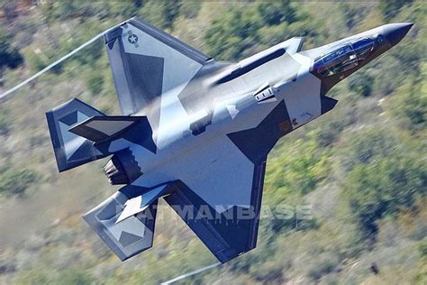 God the aggressor paint scheme looks gorgeous : F35Lightning