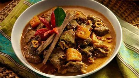 Daging Kambing Masak Santan Dan Rempah Tersaji Di Atas Mangkuk