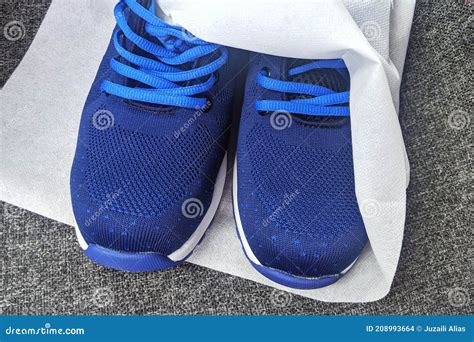 Un Par De Zapatos Deportivos Azules Foto De Archivo Imagen De