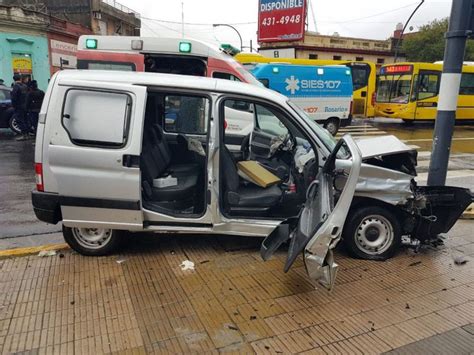 Cinco personas heridas tras chocar un móvil policial con un utilitario