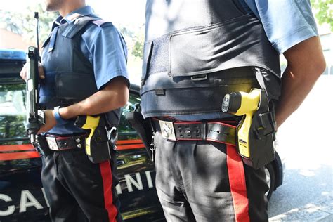 Firenze Taser Usato Per La Prima Volta Dai Carabinieri Su Un Uomo Che