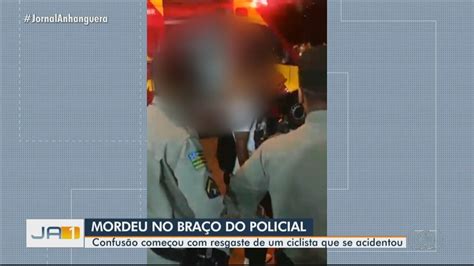 V Deo Pm Mordido No Bra O Ao Tentar Conter Homem Agressivo Devido A