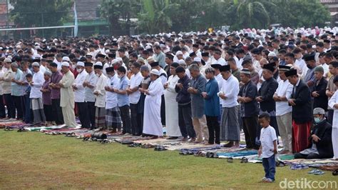 Jemaah Muhammadiyah Salat Idul Fitri Di Lapangan Rempoa Tangsel