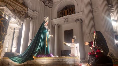 Cargadoras Viven Con Fe La Procesi N De La Virgen Dolorosa Franciscana