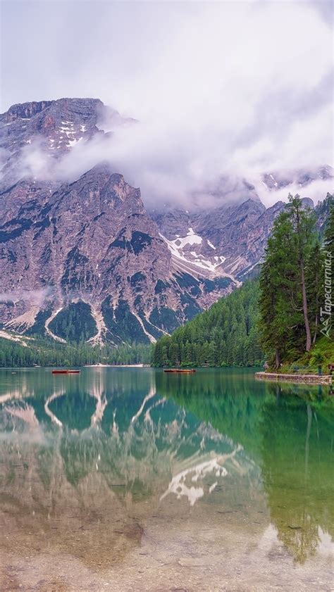 Jezioro Pragser Wildsee we włoskich Dolomitach Tapeta na telefon