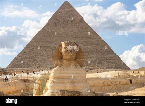 La Gran Esfinge y pirámide de Khafre o de Chephren en Giza Fotografía