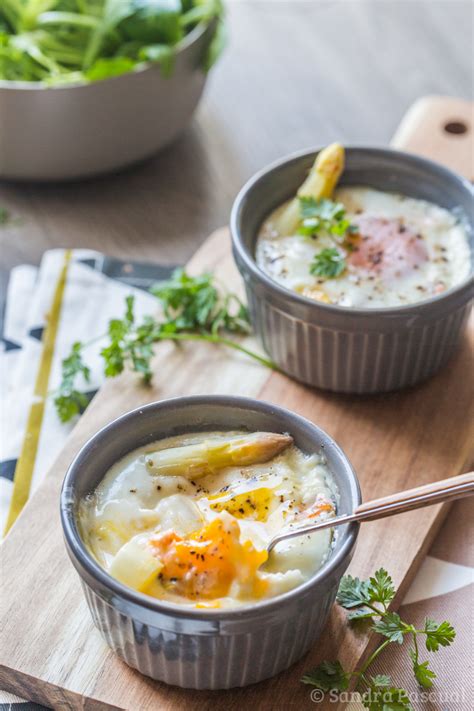 Oeuf cocotte aux asperges et truite fumée Recette pour le brunch