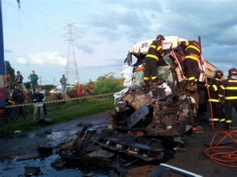 G1 Acidente Envolvendo Caminhão E Carreta Provoca Mortes Em Ourinhos