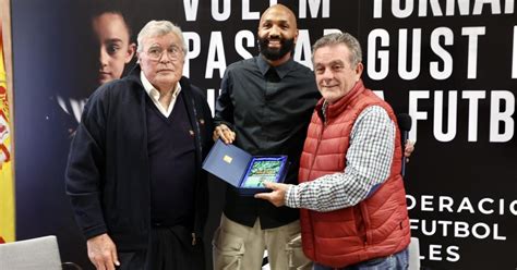 Emilio Nsue El Futbolista Es Homenajeado En La Federaci Balear De Futbol