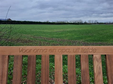 Tuinbank Van Hout Met Tekst Gegraveerd Op De Rugleuning