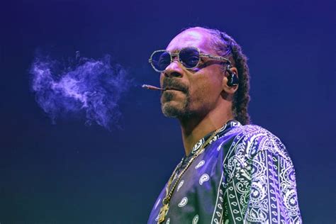 Snoop Dogg Gives Up Smoke